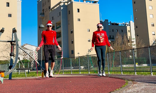 ragazzi vestiti da Natale che saltano la corda